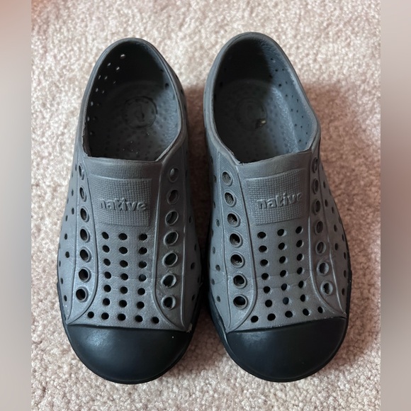 Size 8 Boys Native Shoes - Picture 6 of 7